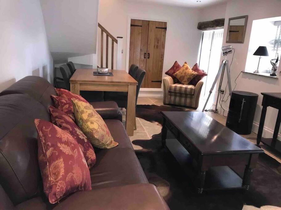 Chic 2 Bed Peak District Cottage Barn Near Alton Towers, Polar Bears, Chatsworth House Leek Bagian luar foto